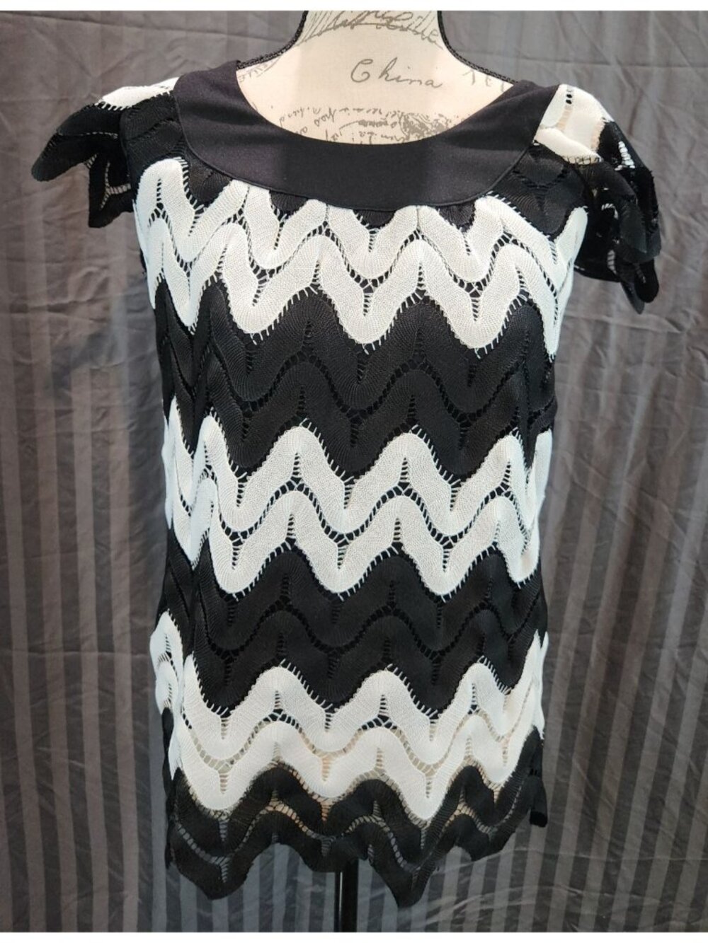I.N.C. International Concepts Black & White Chevron Lace Lined Sleeveless Blouse